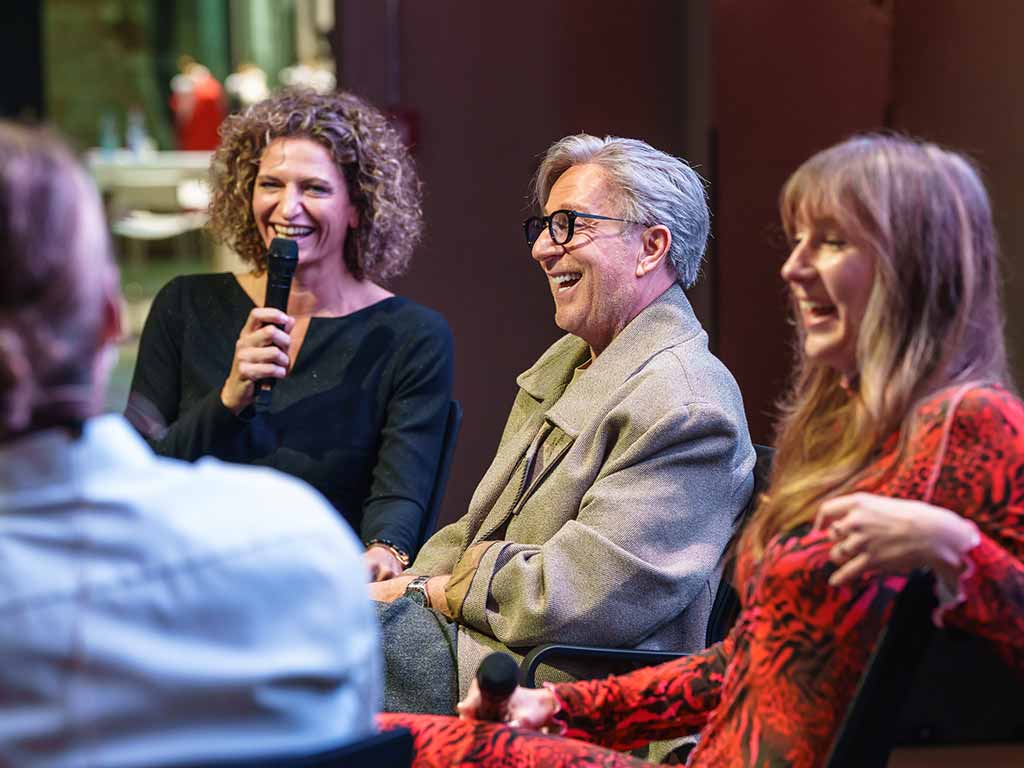 Die Dresdnerin Dorothea Michalk fertigt Maßanfertigungen in individuellen Design und ist damit ein Gegenpart zu der schnelllebigen internationalen Modeindustrie.